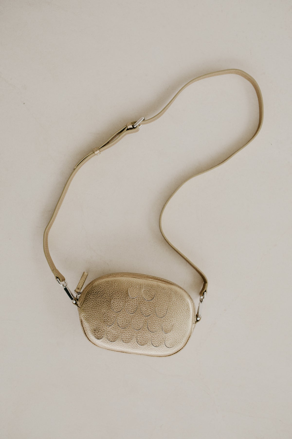 Oval mini bag soft gold