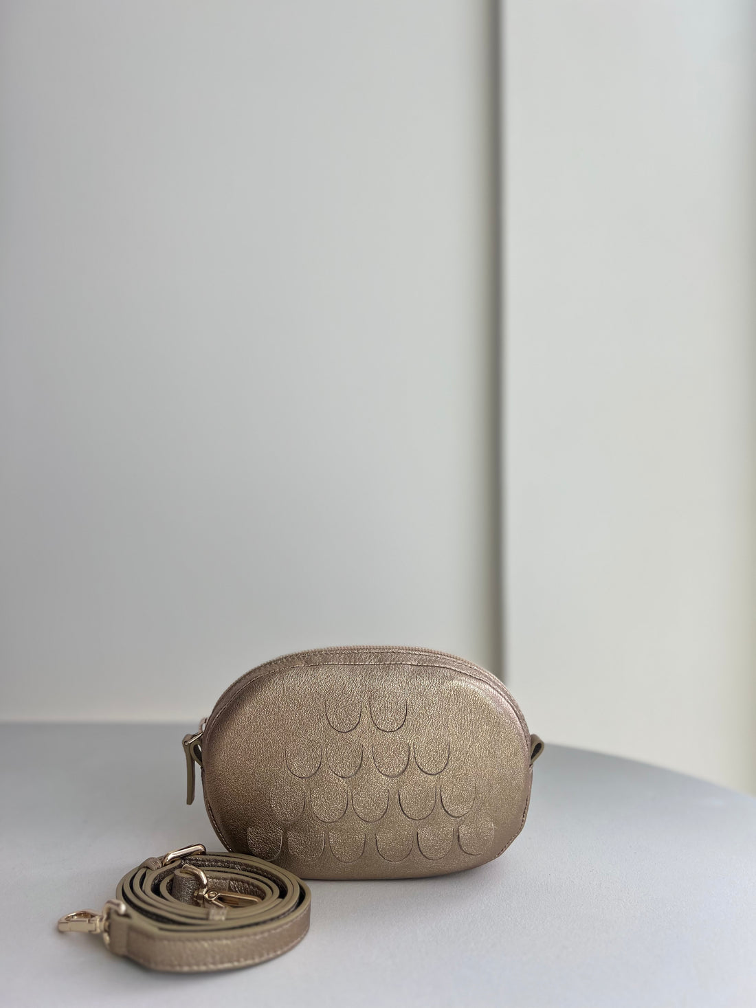 Oval mini bag soft gold