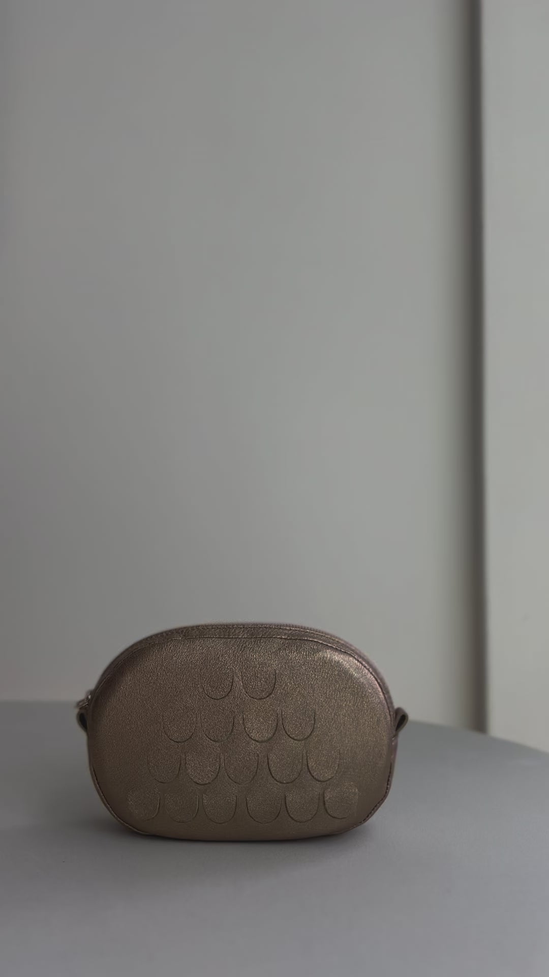 Oval mini bag soft gold