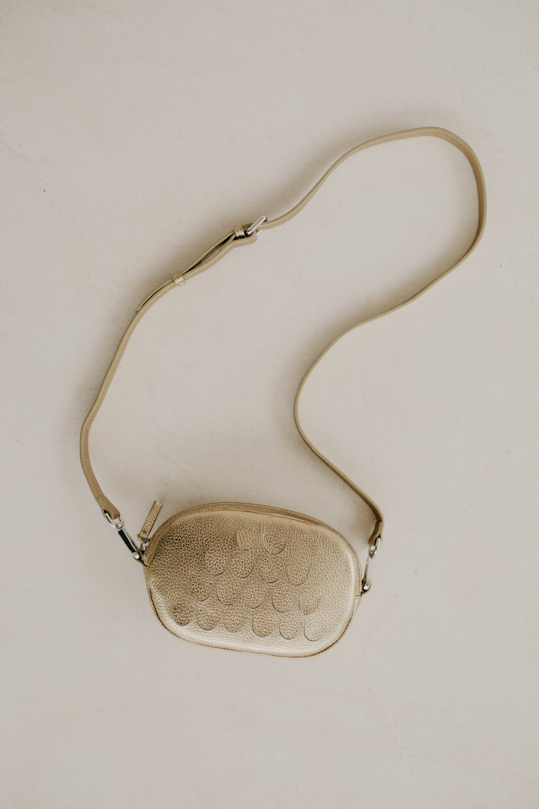 Oval mini bag soft gold