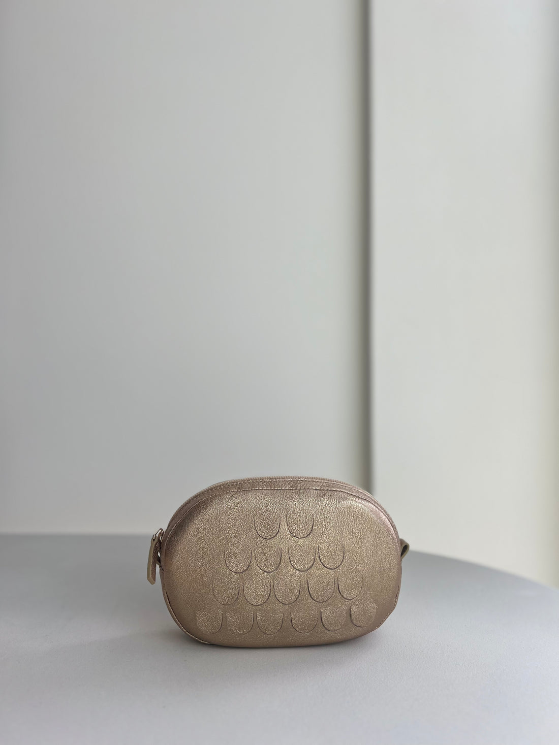 Oval mini bag soft gold