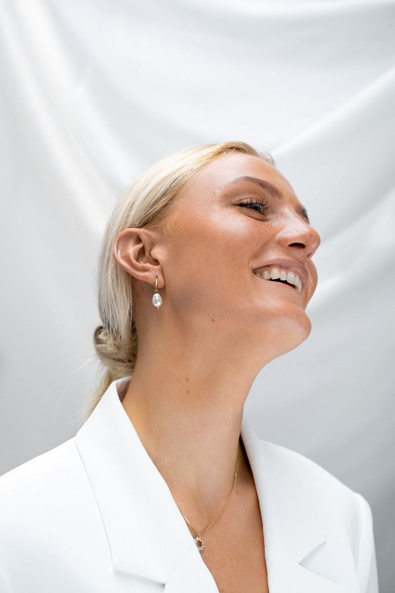 Julie pearl earrings goud